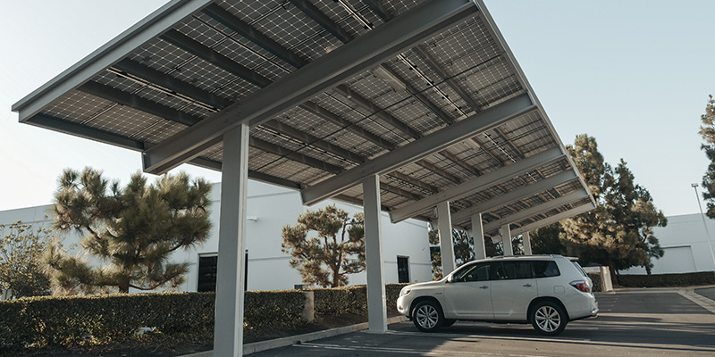 Solarmodule als Wetterschutz über Parkplätze